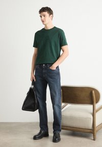 GANT TONAL SHIELD - T-shirts med print - tartan green