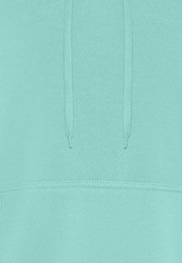 Ljus turkos hoodie med känguruficka, med matchande dragsnören och en mjuk tygtextur.