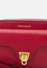 Coccinelle Skuldertasker - dark red