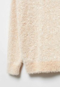 Jasnoróżowy sweter wykonany z miękkiej, teksturowanej tkaniny o lśniącej powierzchni oraz puszystych, futrzastych detalach u dołu.