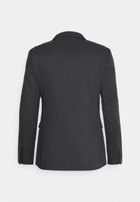 Blazer nero su misura con una texture liscia, spacco singolo, rever a notched e tre bottoni su ciascun polsino. La vista posteriore mostra linee pulite e un design aderente.