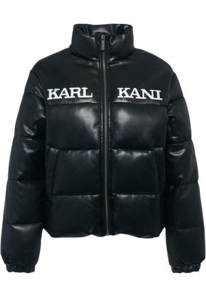 Svart polstret jakke laget av faux lær. Har høy krage, front glidelås, og broderte "KARL" og "KANI" logoer på brystet.