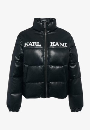 Svart vadderad jacka i konstläder. Har hög krage, dragkedja fram och broderade "KARL"- och "KANI"-logotyper på bröstet.