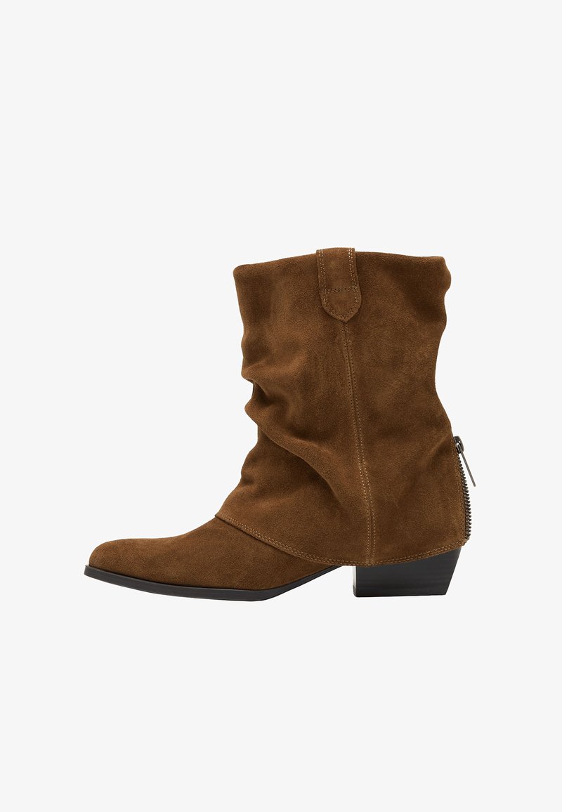 Botte marron en daim mi-mollet avec talon bloc bas, bout pointu et détail zippé à l'arrière.