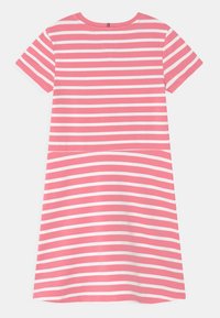 Różowo-biała sukienka w paski z krótkim rękawem, z zaokrąglonym dekoltem i rozkloszowaną spódnicą, wykonana z miękkiego, lekkiego materiału.