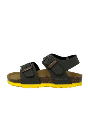 Sandalo nero aperto con due fibbie regolabili, plantare in sughero e suola in gomma gialla brillante.
