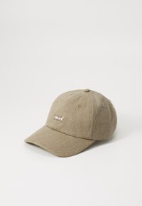 Levi's brun baseball caps med teksturert stoff, buet brem og et lite logomerke foran. Utsmykket med ventilasjonsluker.