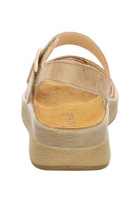 Beige Sandale mit breitem Riemen, verstellbarem Schnallenverschluss, strukturiertem Fußbett und gepolsterter Sohle für Komfort. Dezentes Blumenmuster auf den Riemen.