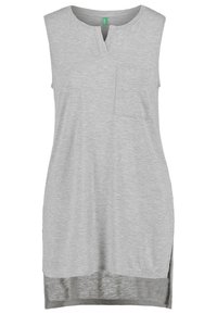 Šedé bezrukávové šaty s výstřihem do V, jednou náprsní kapsou, bočními rozparky a mírně delším zadním lemem, vyrobené z měkké, lehké textilie.