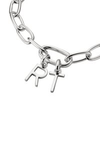 Bracciale con catena argentata a maglie allungate, con due pendenti: una lettera "R" e una croce, entrambi appesi a un piccolo anello.