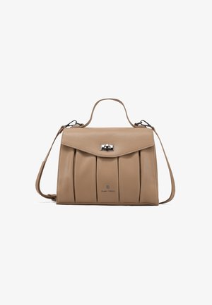 Borsa in pelle beige con design plissettato, hardware argentato, manico superiore e tracolla removibile. Presenta una chiusura a pattina anteriore.