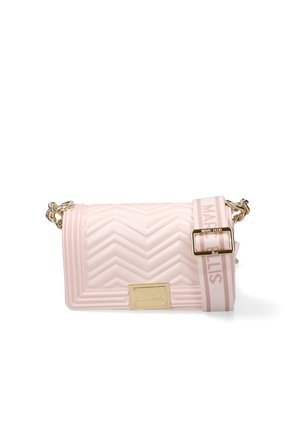 Lichtroze doorgestikte crossbodytas met gouden kettinkdetails, verstelbare stoffen riem met "Marc Ellis" tekst en gouden logoplaat aan de voorkant.