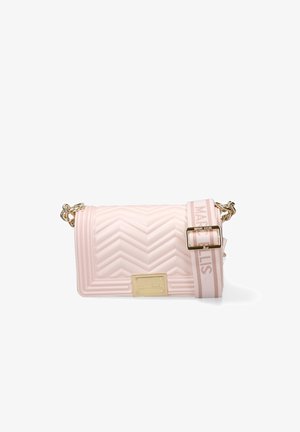 Sac bandoulière matelassé rose clair avec détails en chaîne dorée, sangle réglable en tissu avec texte « Marc Ellis » et plaque logo dorée à l'avant.