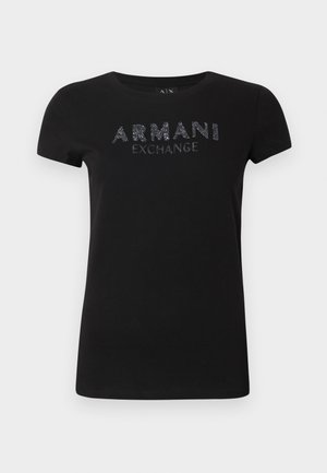 Camiseta negra hecha de algodón suave, con "ARMANI EXCHANGE" en letras texturizadas y brillantes en el pecho. Cuello redondo clásico.