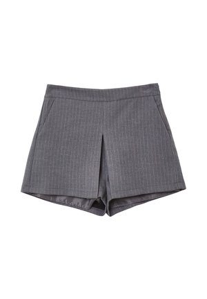 Pantaloni corti grigi a righe con vita piatta, tasche laterali e una parte anteriore plissettata. Realizzati in un tessuto leggero e texturizzato.