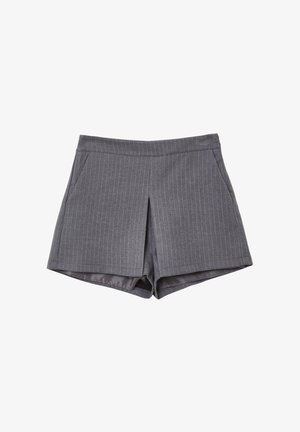 Pantaloni corti grigi a righe con vita piatta, tasche laterali e una parte anteriore plissettata. Realizzati in un tessuto leggero e texturizzato.