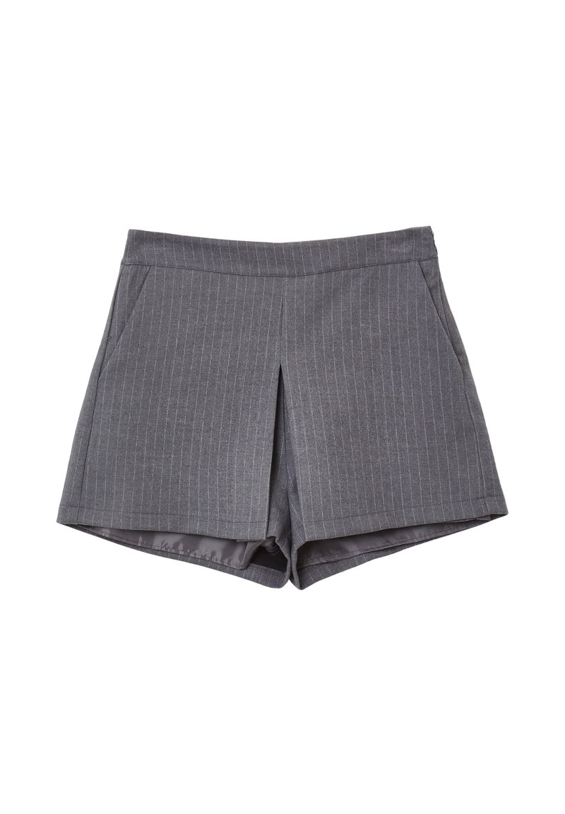 Graue gestreifte Shorts mit flachem Bund, seitlichen Taschen und gefaltetem Vorderteil. Hergestellt aus einem leichten, strukturierten Stoff.