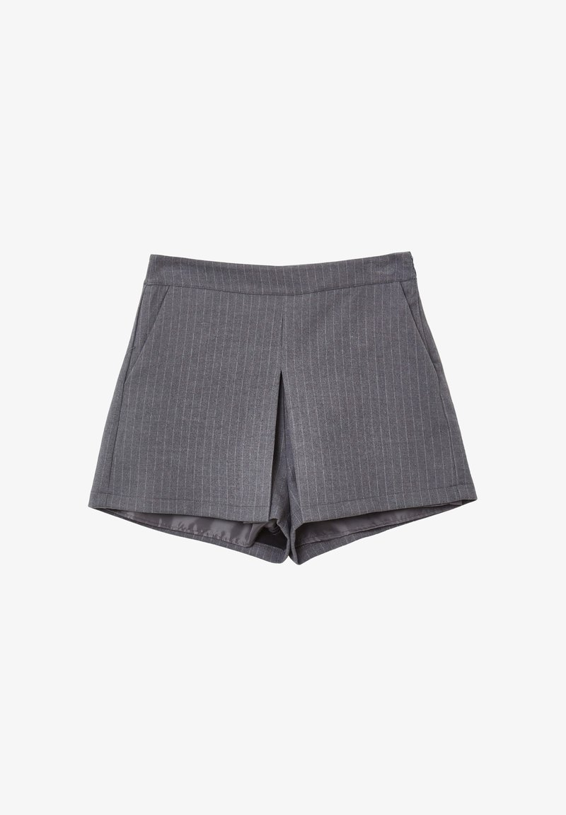Pantaloni corti grigi a righe con vita piatta, tasche laterali e una parte anteriore plissettata. Realizzati in un tessuto leggero e texturizzato.
