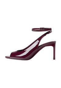 Burgundy patentoitu nahkasaapas korkeilla koroilla, jossa on aukko varpaissa, nilkkahihna ja sulava siluetti. Kiiltävä pinta lisää visuaalista houkuttelevuutta.