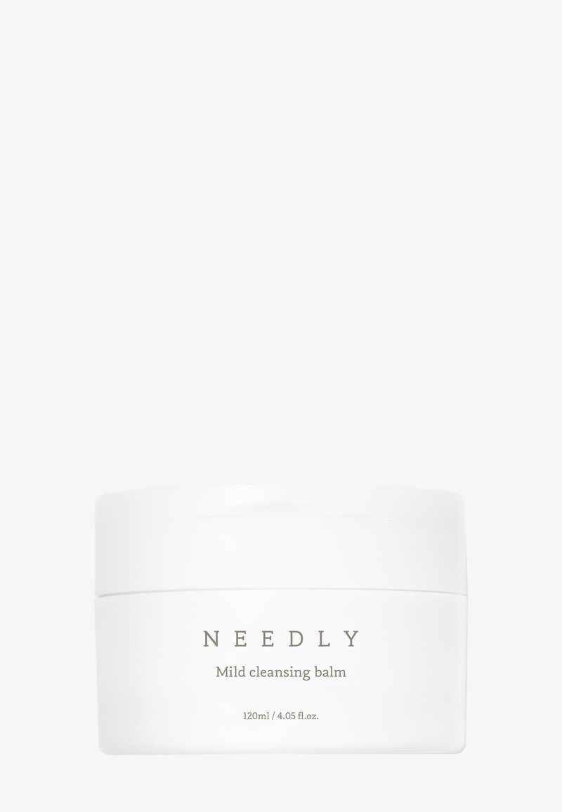 Valkoinen NEEDLY Mild Cleansing Balm -purkki, 120 ml. Etiketissä kultainen teksti. Tyylikäs, pyöreä muoto ja sileä pinta.