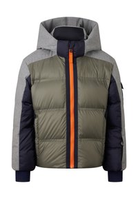 Gewatteerde jas in olijfgroen, marineblauw en grijs. Heeft een grijze capuchon, een oranje rits en ribbenmanchetten. Gelaagde stof met horizontale stiknaden.