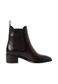 Bottine Chelsea en cuir marron foncé à la cheville avec un petit talon bloc, panneau latéral élastique et languette à l'arrière.