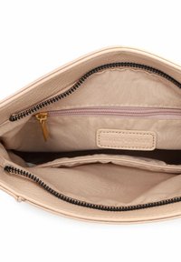Beżowa skórzana kopertówka z teksturowaną powierzchnią, wewnętrznymi przegrodami i kieszenią na suwak. Posiada złoty zamek błyskawiczny oraz tłoczoną etykietę.