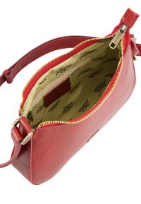 Rote Leder-Crossbody-Tasche mit einem Reißverschluss, einem hellen Innenraum und bedrucktem Futter. Mit abnehmbarem Gurt und goldfarbenen Beschlägen.