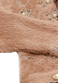 Tejido de pelo sintético suave de color marrón claro con perlas decorativas y acentos metálicos, que presenta un acabado texturizado y lujoso.