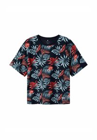 Camiseta de manga corta en color marino con un vibrante patrón de hojas tropicales en rojo y azul claro. Presenta un cuello redondo y una etiqueta textil en el dobladillo.