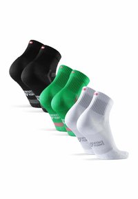 Cuatro pares de calcetines cortos en negro, verde y blanco. Los negros tienen un detalle de patrón; los verdes presentan acentos rosas; los blancos son lisos con logo.
