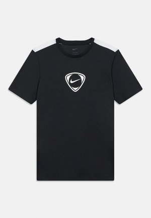Czarny T-shirt z krótkim rękawem z białym logo Nike na piersi oraz kontrastowymi białymi akcentami na ramionach. Wykonany z miękkiego materiału.