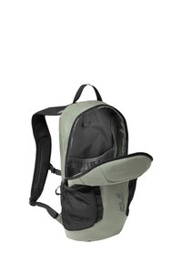 Grüner Stoff-Rucksack mit schwarzem Netzseitentasche, Reißverschluss und verstellbaren Trägern; das Innere hat ein glattes, dunkles Futter.