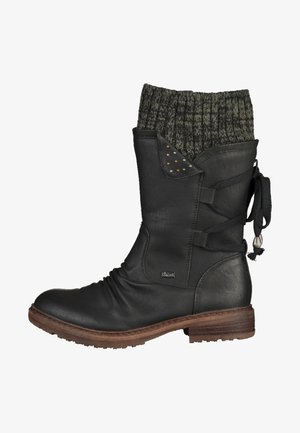 Botte noire en cuir mi-mollet avec semelle marron, bord-côte en maille vert foncé côtelée, lacets décoratifs sur le côté, clous et une petite plaque métallique de la marque.