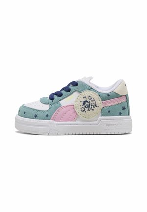 Lav sneaker i hvid, pastelagtig teal og pink med marineblå snørebånd, stjernemønstre og et rundt mærke med tegneseriefigurer.