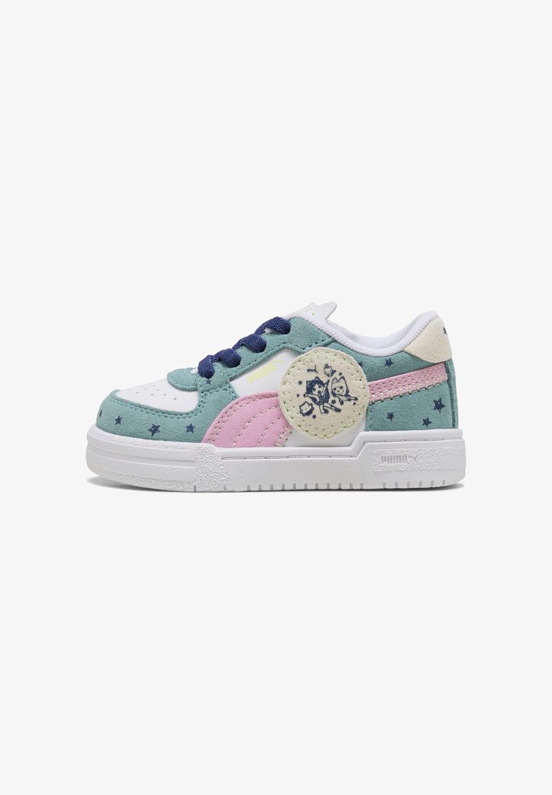 Niedrige Sneaker in Weiß, pastellgrün und Rosa mit marineblauen Schnürsenkeln, Sternenmuster und einem runden Aufnäher mit Cartoonfiguren.