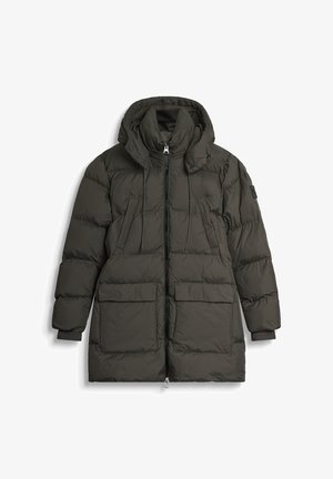 La chaqueta de plumón verde oscuro presenta una capucha, cierre frontal con cremallera y dos bolsillos frontales. El material está acolchado con un acabado suave y puños elásticos.