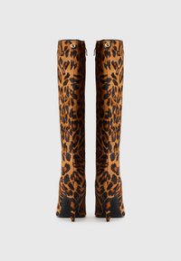 Čizme do koljena u smešanoj smešoj i crnoj leopard print. Izrađene su od mekog materijala sa teksturom, s elegantnim zakrivljenim potplatom i zatvaranjem na zip sa zadnje strane.