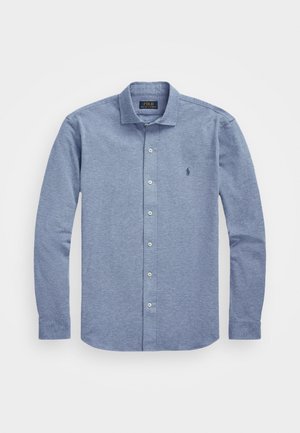 Camisa de manga larga azul claro con botones, cuello, botones blancos y pequeño logotipo bordado en el pecho izquierdo.