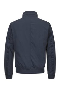 Marineblaue Bomberjacke aus matter Stoffqualität mit gerippten Bündchen und Saum, Stehkragen und kontrastierenden Seiteneinsätzen. Rückansicht, keine weiteren Details sichtbar.