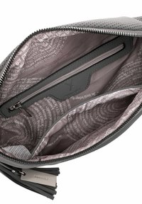 Interno della borsa a tracolla in pelle perforata grigia con una fodera rosa, dotato di una tasca con zip e un motivo di testo stampato. Inclusi dettagli con cerniera e nappina.