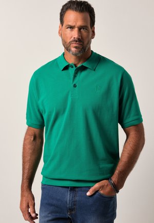 Polo de manga corta en verde sólido, fabricado en suave tela de algodón. Presenta un cuello, tapeta de tres botones y un detalle de logo bordado.