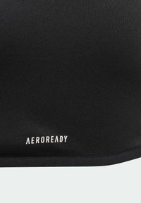 Czarna tkanina sportowa o gładkiej fakturze, z białym logo "AEROREADY" na dole. Charakteryzuje się czystym, minimalistycznym designem.