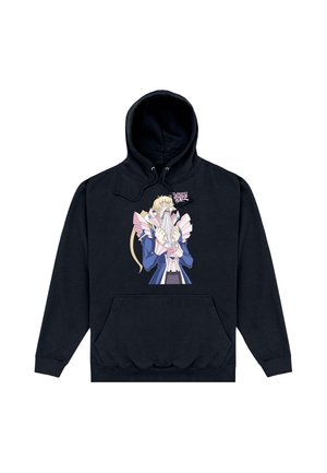 Sort hættetrøje med en anime-karakter med langt blondt hår, der holder flere lyserøde vifter, iført en blå og hvid dragt.