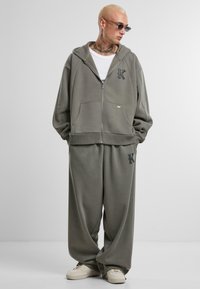 Karl Kani KK OS SIDESTRIPE - Trousers - grey