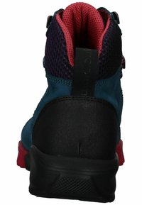 Blauwe en zwarte wandelschoen met een gestructureerd oppervlak, mesh accenten, paarse kraag, rode voering en een versterkte hiel. Verstelbare sluiting.