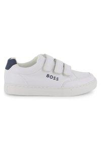 Witte sneakers met drie klittenbandsluitingen, van leer met een rubberen zool en marineblauwe accenten aan de achterkant. Merkennaam "BOSS" geprint op de zijkant.
