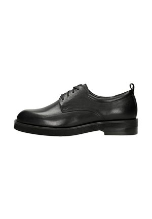 Scarpa elegante da uomo in pelle nera con lacci, tacco basso e punta arrotondata, vista laterale su sfondo bianco.