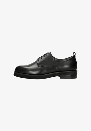 Scarpa elegante da uomo in pelle nera con lacci, tacco basso e punta arrotondata, vista laterale su sfondo bianco.