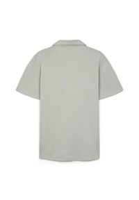 Polo shirt grigio chiaro realizzato in tessuto morbido, con colletto, maniche corte e orlo dritto senza motivi o accenti visibili.